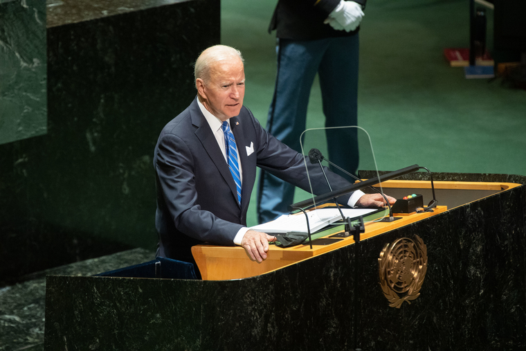 Встреча российского лидера Владимира Путина с американским президентом Джо Байденом (на фото) сейчас бессмысленна, считает эксперт Василий Колташов