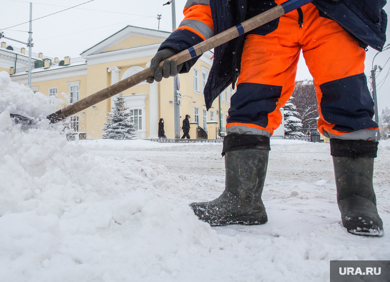 Чистить новую набережную в Нижневартовске коммунальщикам пока приходится в ручную.