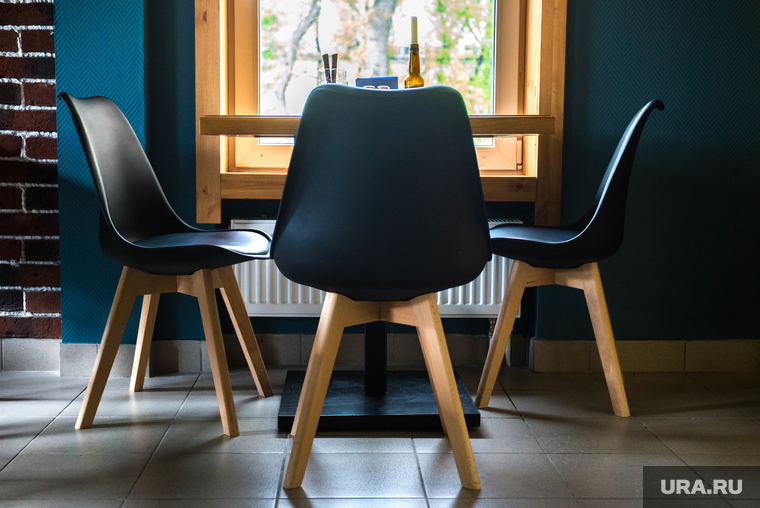Дизайнерские стулья носят название «Ебуреты»
