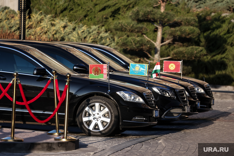 Из аэропорта президент России Владимир Путин приехал на своем «Аурусе» вместе с премьером Армении Николом Пашиняном. Правда, машина сразу уехала — в этом ряду ее нет