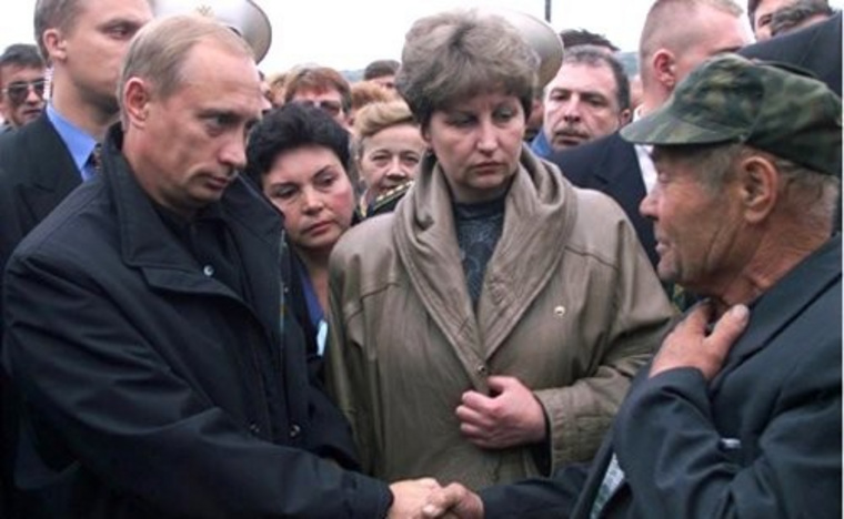 Владимир Путин общался напрямую с людьми и раньше: например, после гибели атомной подводной лодки «Курск» в 2000 году