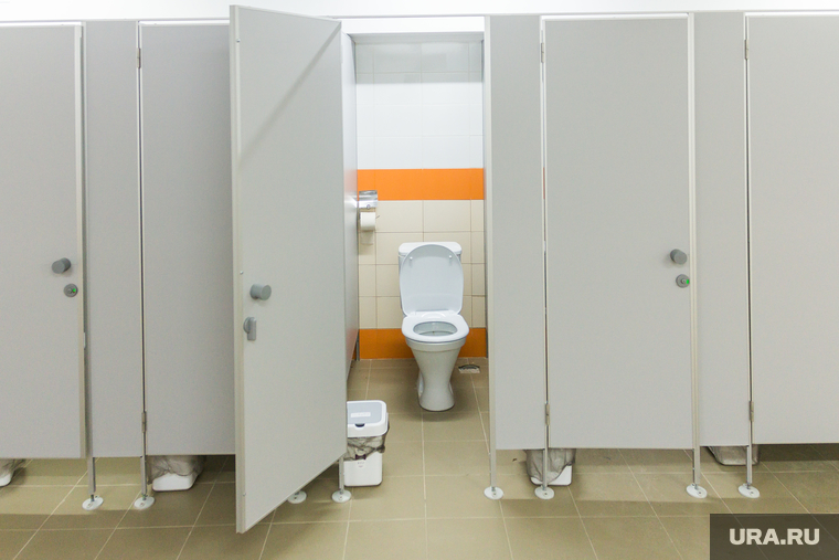 Туалет общего пользования переоборудовали для депутата