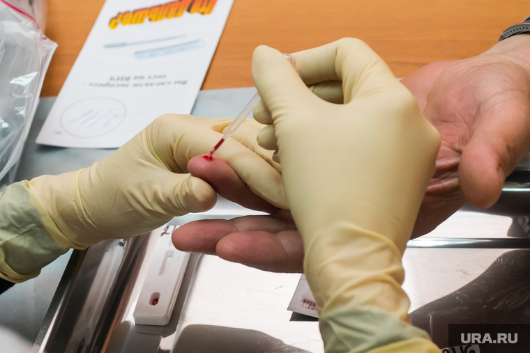 Врачи для точного определения наличия ВИЧ в организме советуют делать тест несколько раз: через 3 и 6 месяцев после момента, когда человек мог заразиться