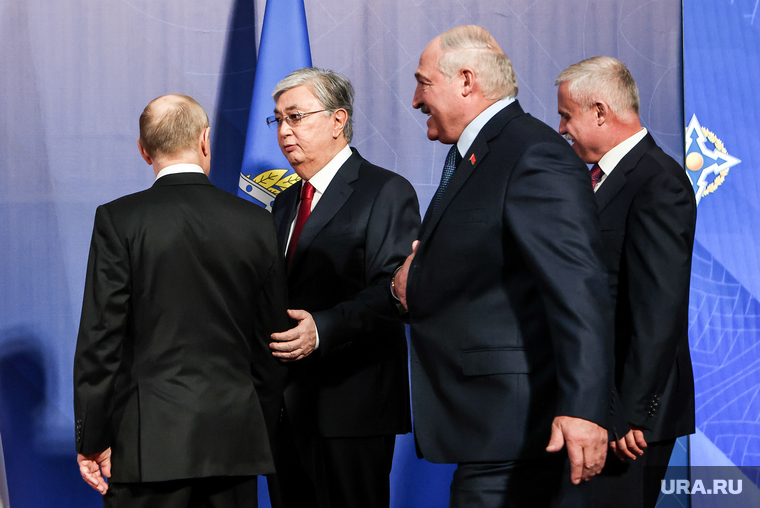 С некоторыми коллегами по ЕАЭС президент РФ Владимир Путин встречался буквально две недели назад в Ереване на саммите ОДКБ