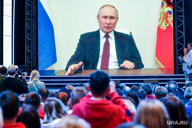 Президента РФ Владимира Путина встретили овациями, несмотря на то, что он выступил с видеообращением