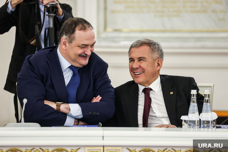 В ожидании президента главы Дагестана Сергей Меликов и Татарстана Рустам Минниханов успели обсудить что-то веселое