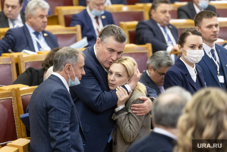 Новый лидер ЛДПР Леонид Слуцкий по отечески относится к молодым депутатам, даже с другими политическими взглядами (на фото — Слуцкий с депутатом от «Единой России» Ольгой Тимофеевой в ожидании выступления президента РФ Владимира Путина на Совете законодателей в Санкт-Петербурге)
