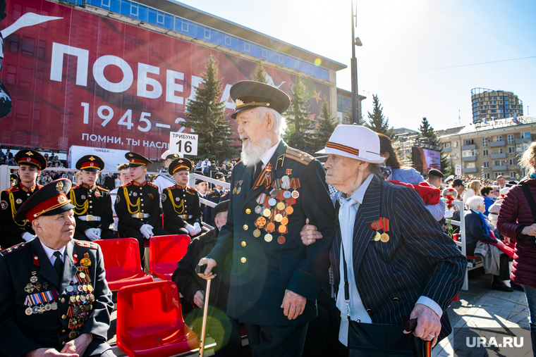 День Победы, впервые с 2020 года прошел в Перми в традиционном формате, без каких-либо ограничений. Ветераны, горожане и гости города увидели парад и стали участниками «Бессмертного полка»