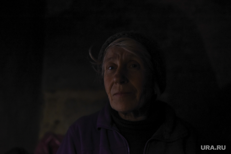 Местная жительница сидит в подвале собственного разрушенного дома