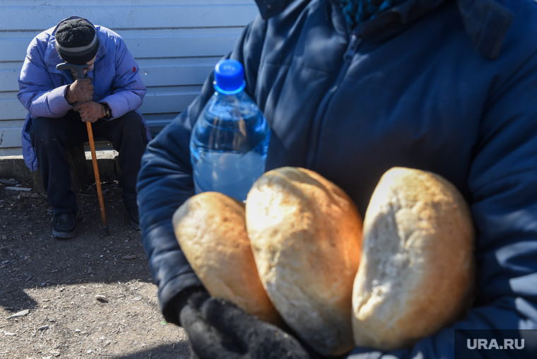 Жители украинского села Березовое получают гуманитарную помощь от волонтера