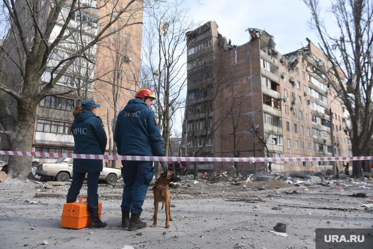 Сотрудники МЧС работают на месте разбора завалов в жилом доме в Донецке