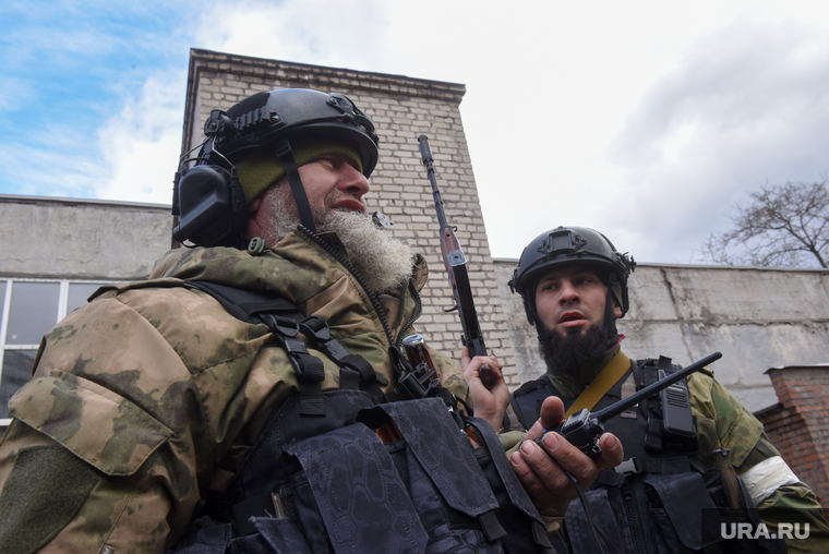 Военнослужащие добровольческого батальона «Ахмат» во время отработки штурма и зачистки здания в Мариуполе