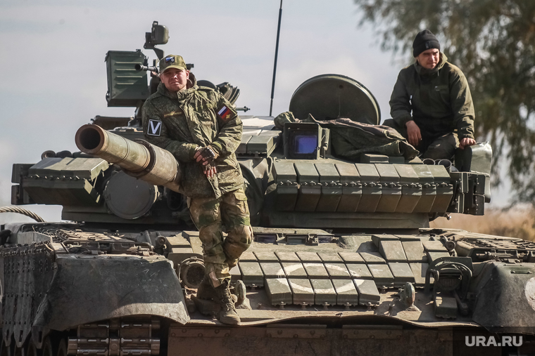 Призванные по мобилизации резервисты проходят обучение на полигоне под Луганском. В частности, ветераны боевых действий в СВО обучают новоприбывших управлению танковой техникой, а также зенитными орудиями.