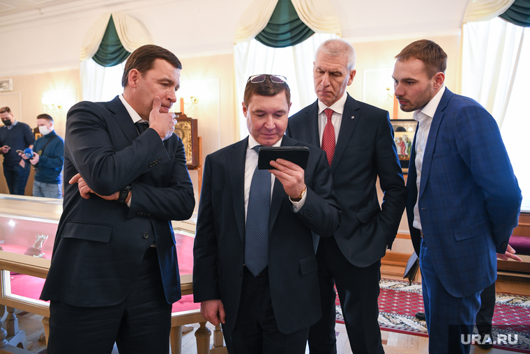 18 февраля в Екатеринбург с инспекцией приезжал министр спорта РФ Олег Матыцин (на фото в красном галстуке). Его совещание со свердловскими чиновниками совпало по времени с биатлонной гонкой, в которой участвовала сборная России. Едва дождавшись конца совещания, полпред Владимир Якушев открыл трансляцию на телефоне, собрав вокруг себя губернатора Евгения Куйвашева, депутата Госдумы Антона Шипулина и самого Матыцина