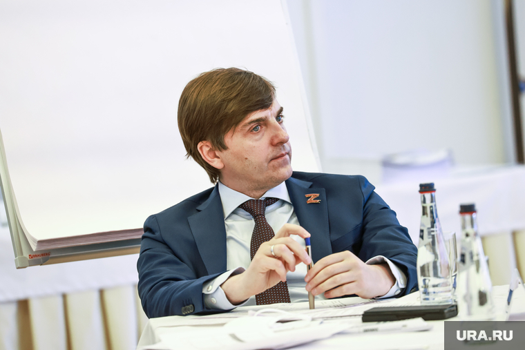 Глава Минпросвещения РФ Сергей Кравцов подарил президенту РФ Владимиру Путину книгу, авторами которой стали дети с новых территорий России