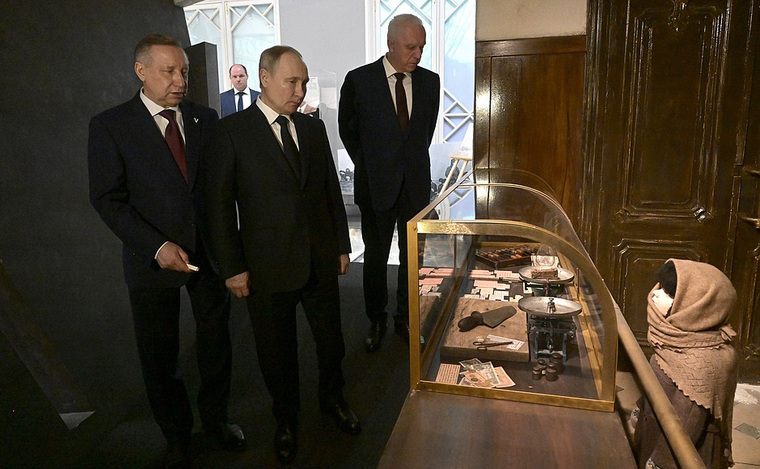 В музее обороны Ленинграда Владимир Путин рассказал историю, как у его мамы во время блокады украли самое ценное — карточки на хлеб