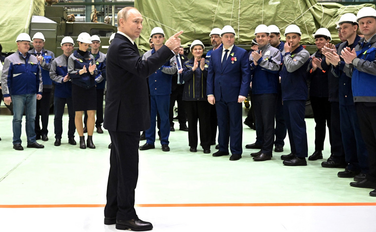 Работников Обуховского завода президент Путин заверил, что им, оборонщикам, работы хватит на годы вперед