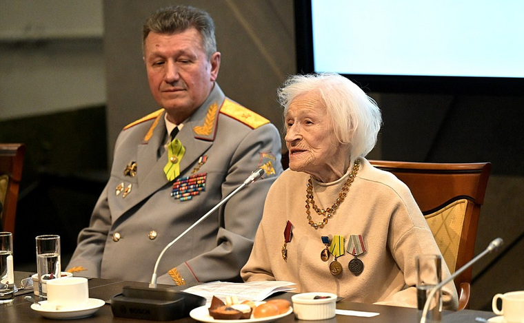 Учителю Надежде Строгоновой 102 года, но она приехала на встречу с президентом, чтобы поделиться своей блокадной историей