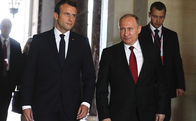 Президент Франции Эммануэль Макрон (слева) до недавнего времени был частым, но, как оказалось, ненадежным собеседником российского лидера