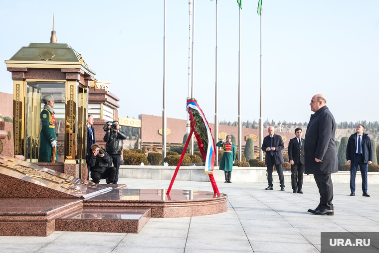 Михаил Мишустин возложил венок к мемориалу «Народная память» в Ашхабаде