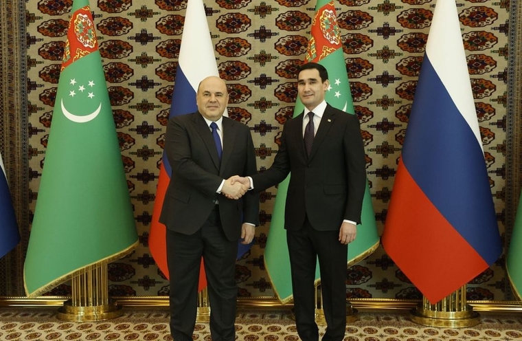 В ходе переговоров с Сердаром Бердымухамедовым (справа) Михаил Мишустин (слева) назвал увеличение взаимных торговых отношений ключевой задачей