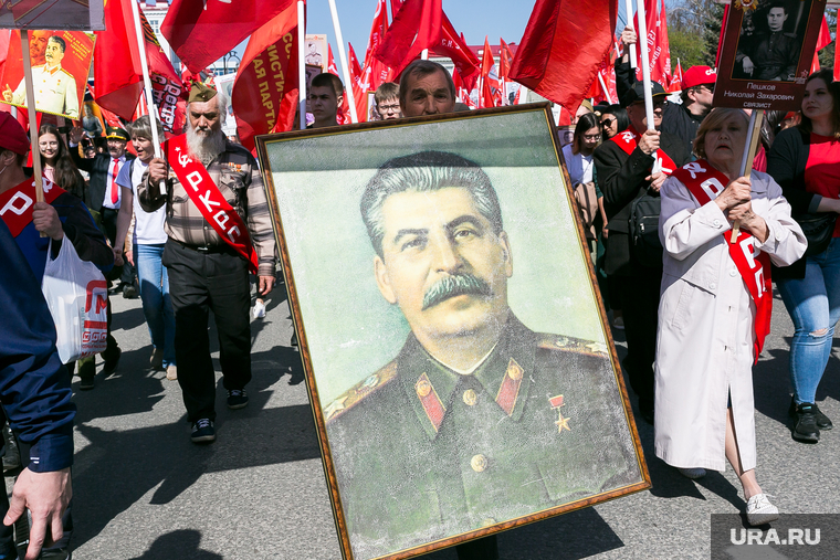Депутат пришел к полпреду с изображением Сталина