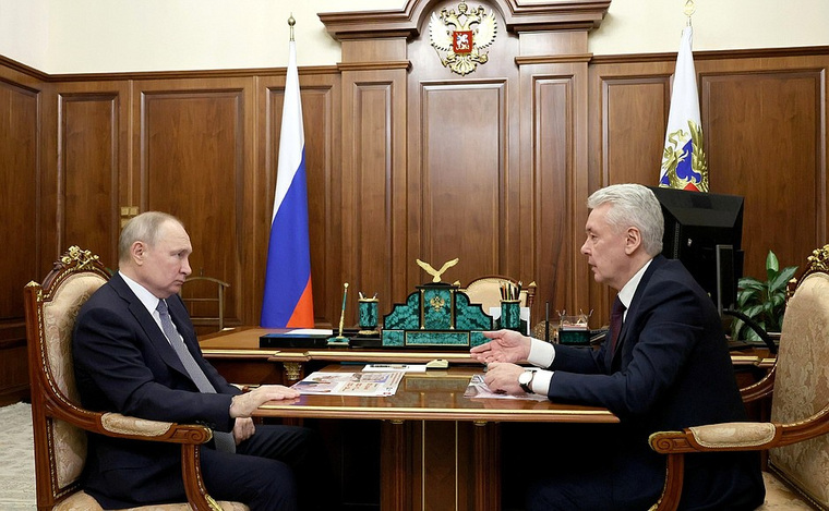 Мэр Москвы Сергей Собянин (справа) фактически получил одобрение президента на участие в выборах в сентябре 2023 года