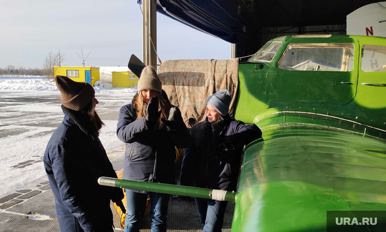 Схему полета пилоты могут обсудить прямо в ангаре перед вылетом