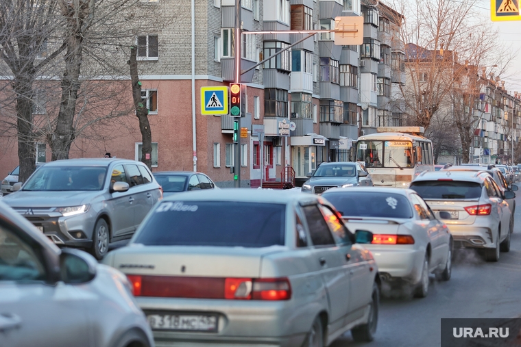 Курганские водители стоят в пробках и жалуются на светофоры