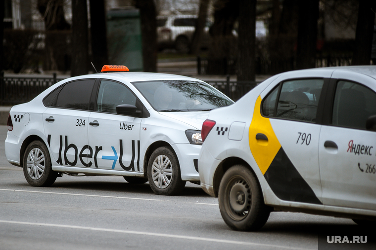 В Екатеринбурге, по словам водителя, таксистам не доплачивают за поездку