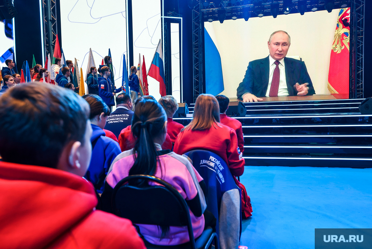 Современной молодежи есть, на чьих примерах учиться — общество сплотилось ради свободы своей страны, считает президент Путин