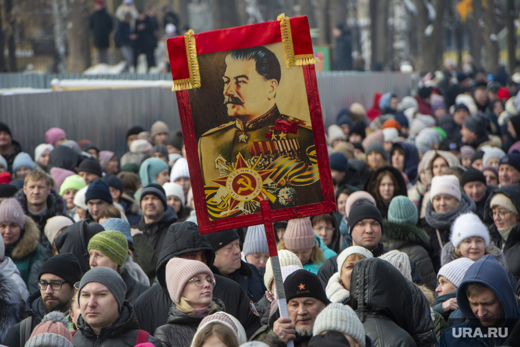 Кто-то из зрителей пришел на концерт с портретом советского политического деятеля Иосифа Сталина