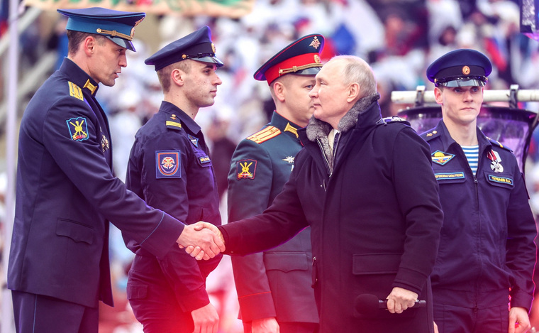 Президент РФ Владимир Путин дважды пожал руки каждому участнику СВО