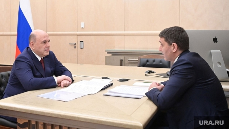 Премьер-министр РФ Михаил Мишустин (слева) поручил проработать вопросы, связанные с финансированием объектов Восточного полигона