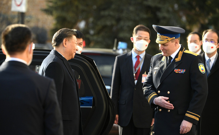 На территории Кремля китайского лидера встречал лично комендант генерал-лейтенант Сергей Удовенко
