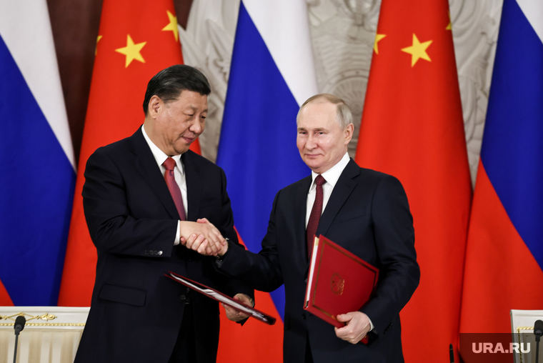 По итогу встречи президента РФ Владимира Путина (справа) и главы КНР Си Цзиньпина (слева) правительство России перестраивает работу