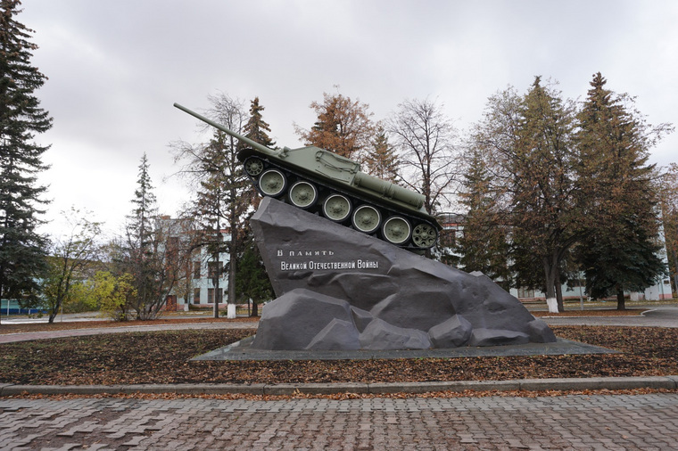 Самоходная артиллерийская установка — монумент на территории «Уралмашзавода»