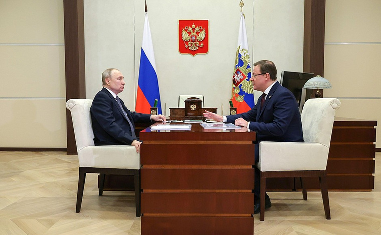 Президент РФ Владимир Путин (слева) в ходе встречи с главой Самарской области Дмитрием Азаровым (справа) отметил очень большой рост финансирования в регионе