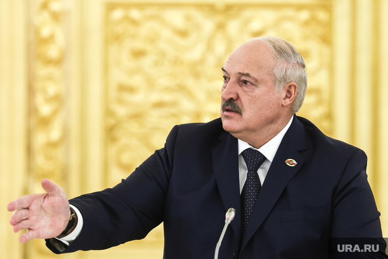Президент Белоруссии Александр Лукашенко несколько раз отвлекался и написанную речь разбавлял эмоциональными ремарками