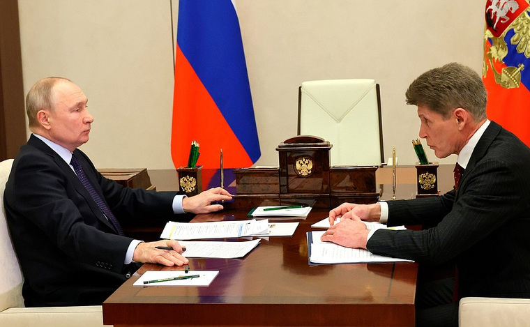 Президент РФ Владимир Путин (слева) остался доволен докладом губернатора Приморского края Олега Кожемяко (справа)
