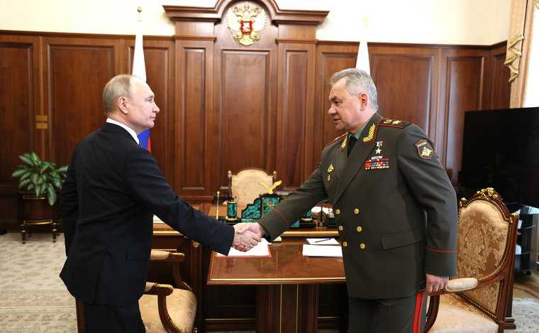 Министр обороны Сергей Шойгу (справа) отчитался президенту о результатах первого этапа проверки боеготовности флота