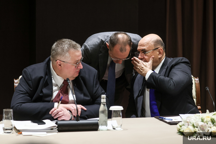 ЕАЭС сделают одним из самостоятельных и самодостаточных полюсов многополярного мира, заявил вице-премьер РФ Алексей Оверчук (слева)