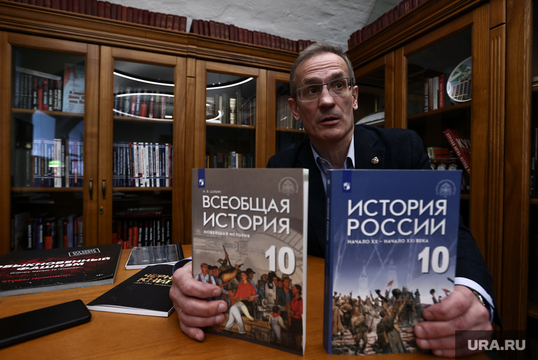 Основа денацификации в просвещении и образовании, поэтому разработан единый учебник истории России и мира для старшеклассников