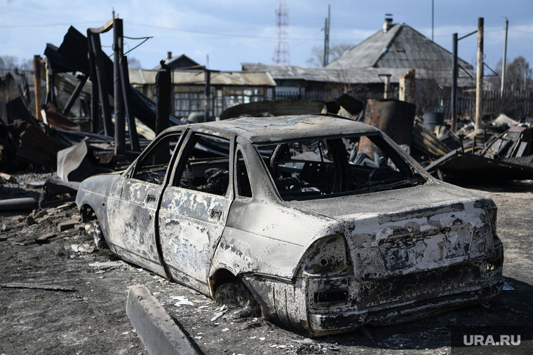 В Сосьве мало что осталось не только от жилых домов — сгорели даже автомобили сельчан