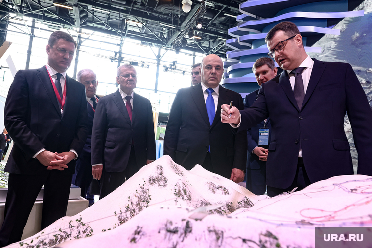 Премьер-министру РФ Михаилу Мишустину (второй справа) представили перспективные проекты в сфере туризма
