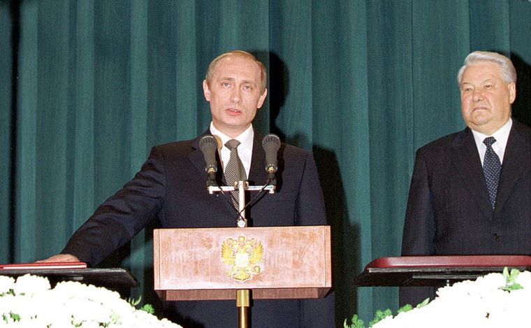 7 мая 2000 года президент Владимир Путин (в центре) впервые принес присягу народу России