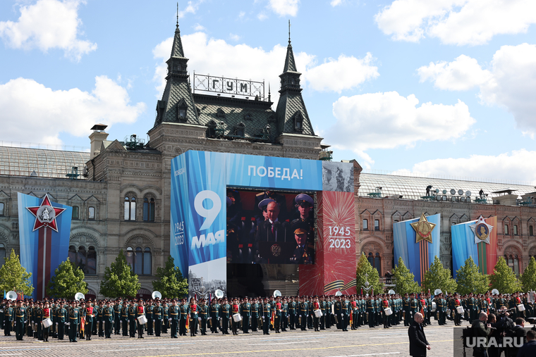 Во время выступления президента РФ Владимира Путина все, кто находился на Красной площади, замерли
