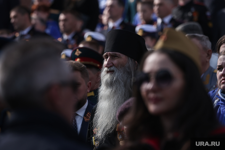 С трибуны на парадные расчеты смотрел монах Киприан — в миру ветеран войны в Афганистане, Герой Советского Союза Валерий Бурков