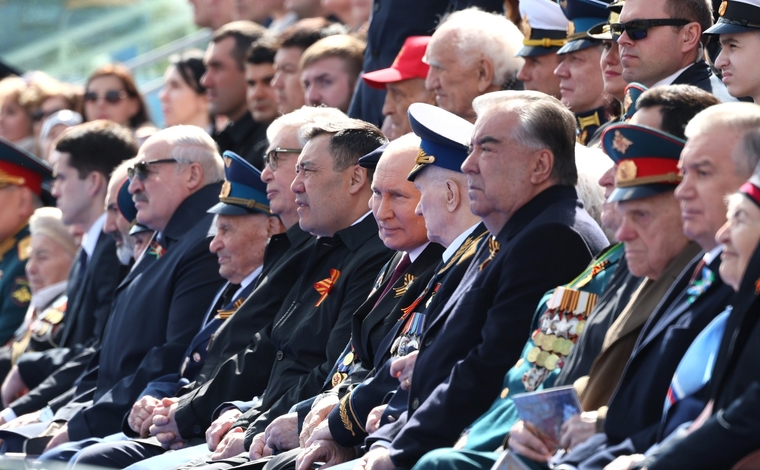 Лидеры стран СНГ вместе с президентом России смотрели парад Победы рядом с ветеранами Великой Отечественной войны