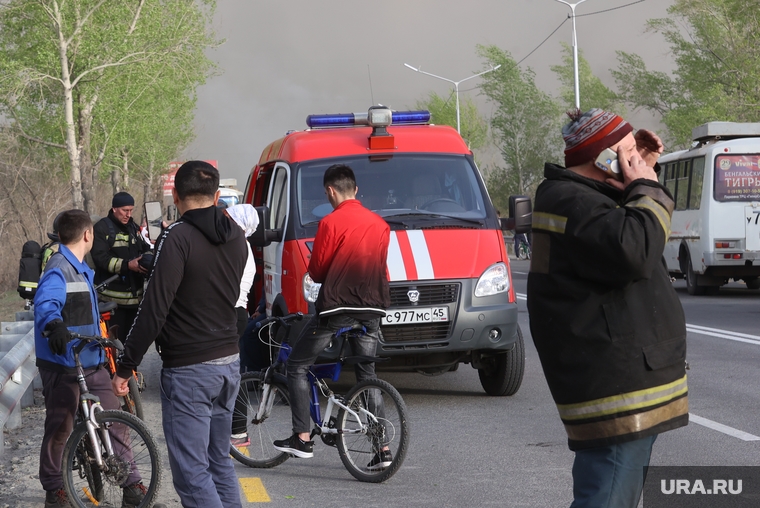 Курганцев эвакуировали из домов, куда приближался пожар